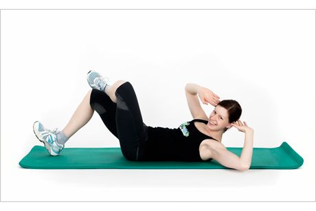 Diagonal-Crunch mit Beinüberschlag