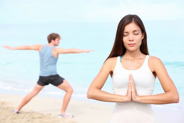 Mann und Frau praktizieren Qi Gong Mann und Frau praktizieren Qi Gong