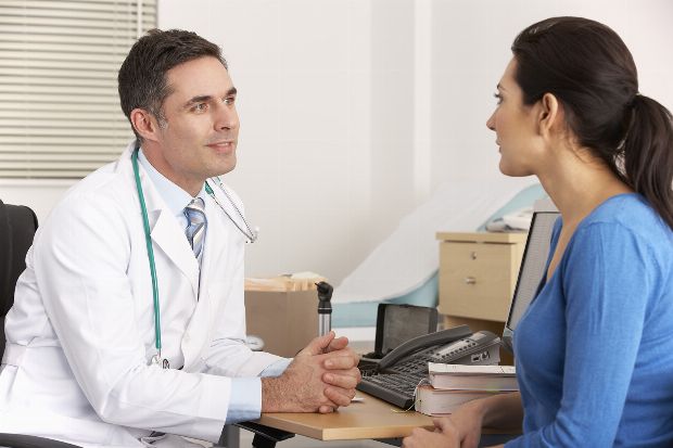 Gynäkologe spricht mit Patientin