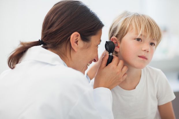 Ohruntersuchung bei kleinem Jungen