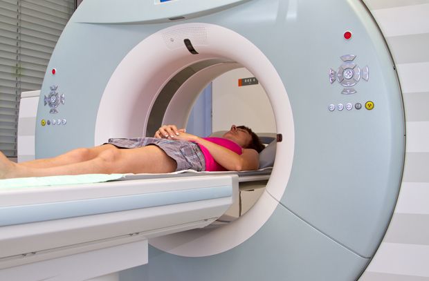 Durchführung einer Magnetresonanztomografie (MRT)