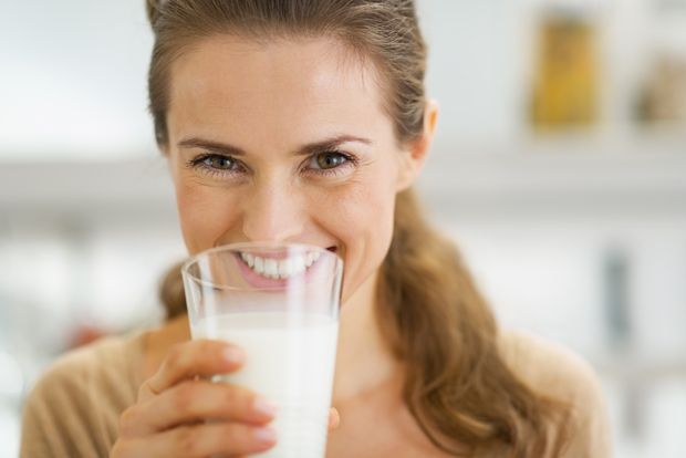 Frau trinkt Milch Frau trinkt Milch