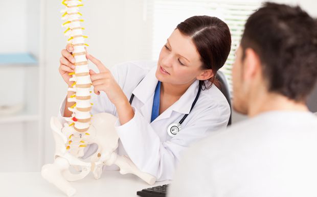 Arzt erklärt Patient Lumbalpunktion Arzt erklärt Patient Lumbalpunktion