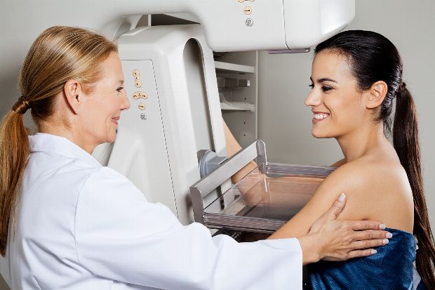 Frau macht Mammografie