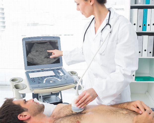 Ultraschalluntersuchung bei Mann