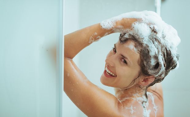 Frau wäscht sich die Haare Frau wäscht sich die Haare