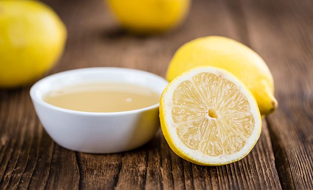 Ein wirkungsvolles Hausmittel gegen Krusten auf der Kopfhaut ist Zitronensaft. Ein wirkungsvolles Hausmittel gegen Krusten auf der Kopfhaut ist Zitronensaft.