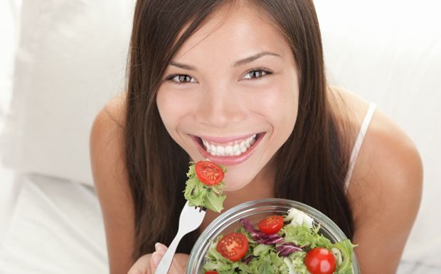 Frau ernährt sich gesund