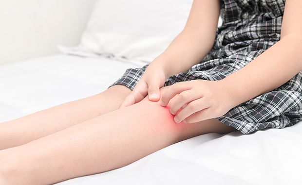 Häufig leiden Kinder unter Wachstumsschmerzen in den Beinen.