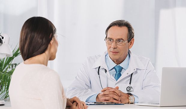 Bei Schmerzen in den Beinen sollte ein Arzt aufgesucht werden, um die Ursachen abzuklären. Bei Schmerzen in den Beinen sollte ein Arzt aufgesucht werden, um die Ursachen abzuklären.