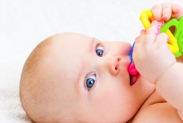 Baby mit Spielzeug