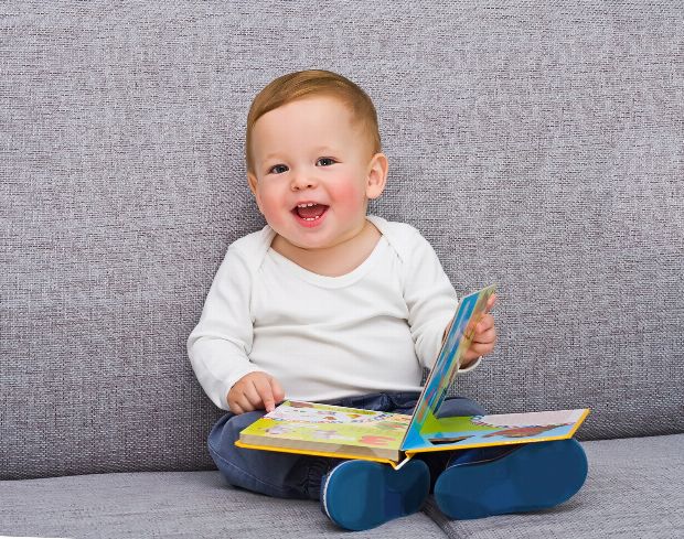 Baby mit Bilderbuch
