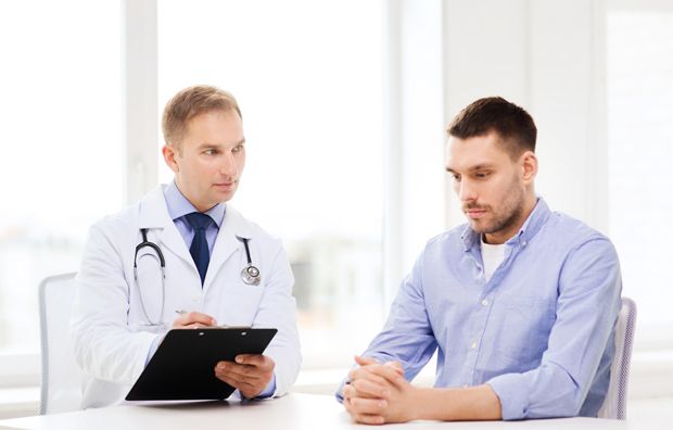 Mann beim Urologen