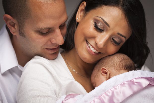 Glückliche Eltern mit Baby
