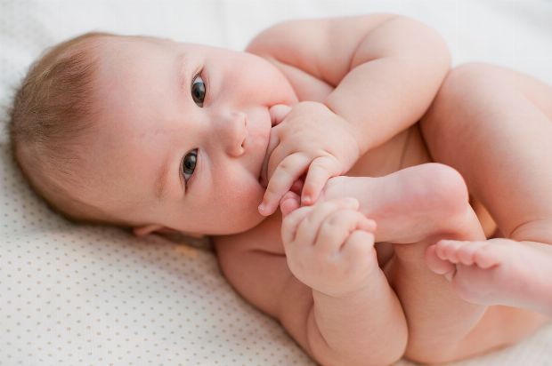 Baby spielt mit Beinen Baby spielt mit Beinen