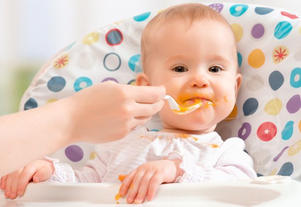 Baby bekommt Beikost