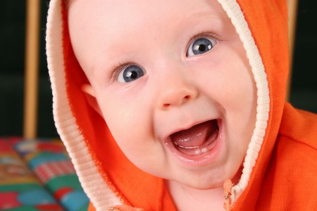 lachendes Baby mit ersten Zähnen lachendes Baby mit ersten Zähnen