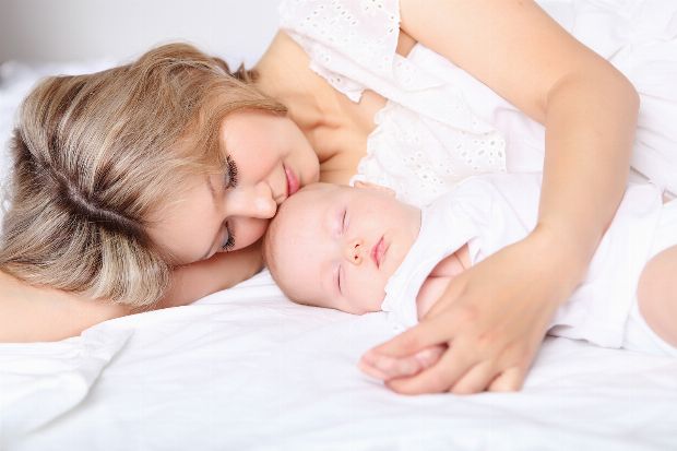 Mutter genießt Zeit mit Baby