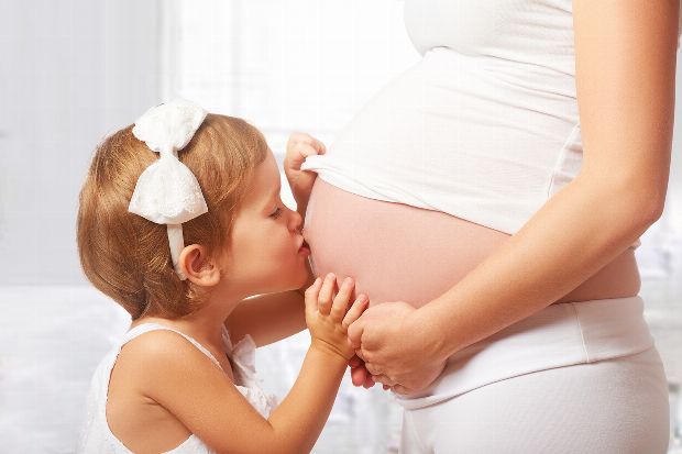 Kind bekommt Geschwisterchen Kind bekommt Geschwisterchen