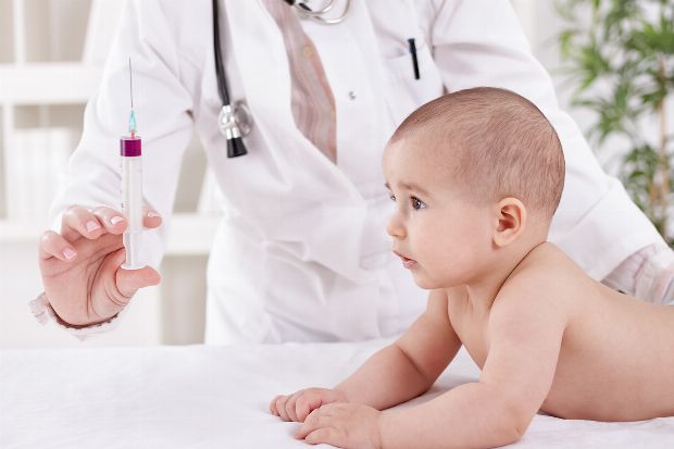 Baby bekommt Impfung