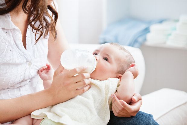 Baby füttern mit Flasche