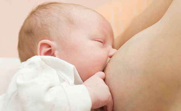 Baby wird gestillt