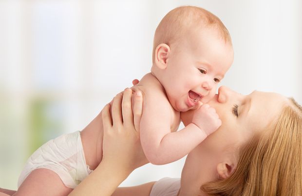 Mama spielt mit Baby