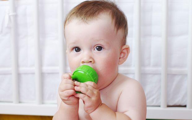 Baby mit Spielzeug in der Hand