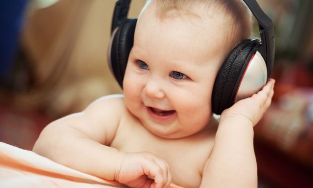 Kind hört Musik