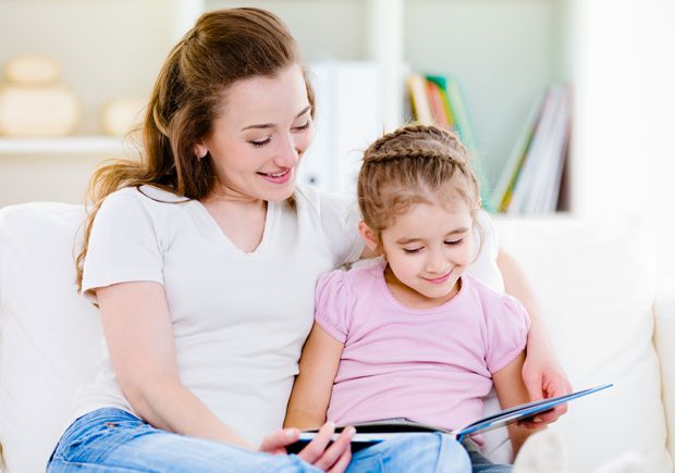 Mutter und Tochter lesen ein Buch. Mutter und Tochter lesen ein Buch.
