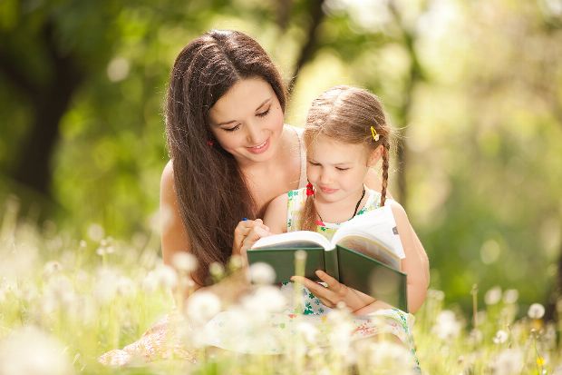 Mutter liest ihrer Tochter eine Geschichte vor Mutter liest ihrer Tochter eine Geschichte vor
