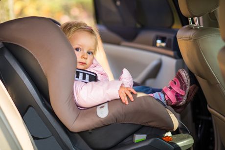 Den richtigen Autositz für Baby finden