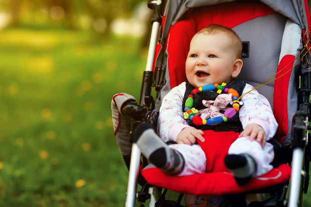 Kind im Kinderwagen