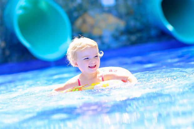 Mädchen hat Spaß im Wasser Mädchen hat Spaß im Wasser