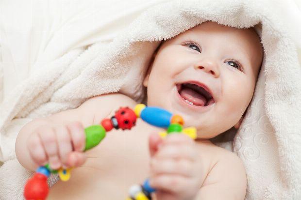 Baby mit Spielzeug