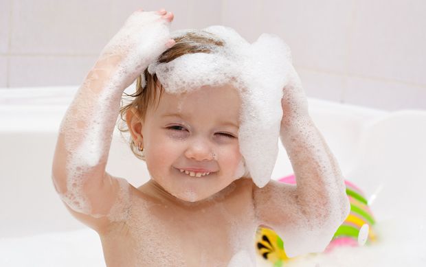 Baby sitzt in Badewanne