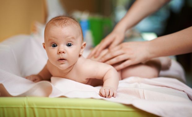 Baby auf Wickeltisch