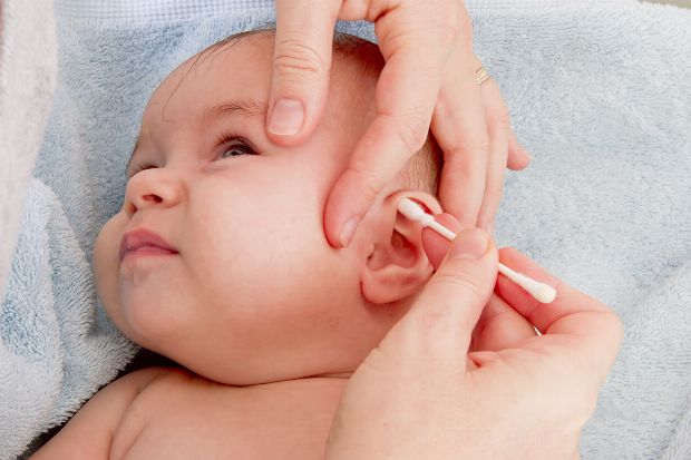 Reinigung von Babys Ohr