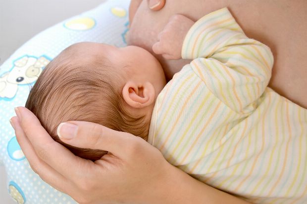 Baby trinkt an der Brust Baby trinkt an der Brust