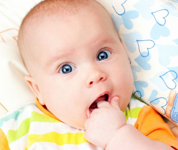 Baby zahnt Baby zahnt