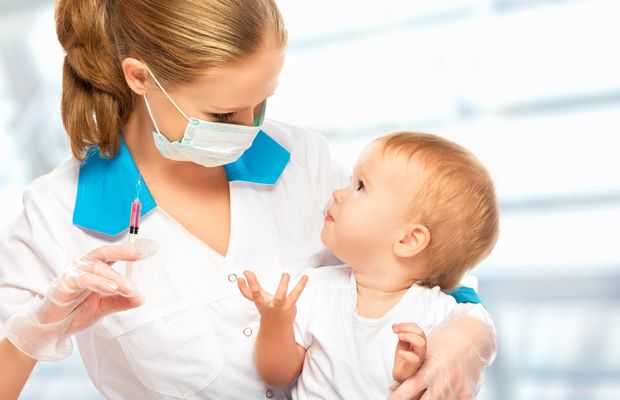 Kinderarzt impft Baby