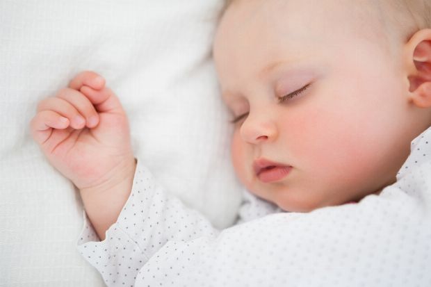 Baby schläft friedlich