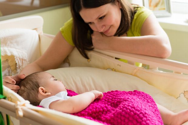 Baby schläft in Wiege
