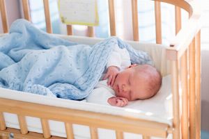 Decke oder Schlafsack fürs Baby: Vor- und Nachteile
