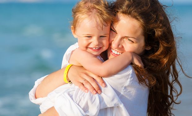 Mutter mit Kind am Meer