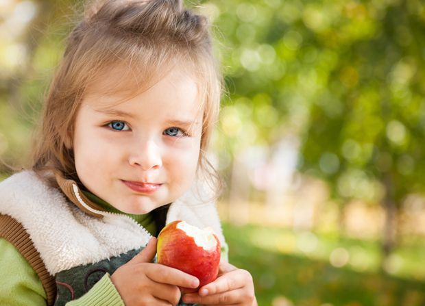 Mädchen isst Apfel