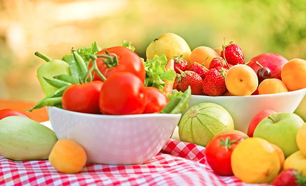 Mit einer ballaststoffreichen und ausgewogenen Ernährung kann der Cholesterinspiegel gesenkt werden.