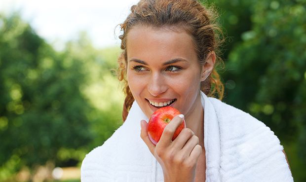 Mit Bewegung und einer gesunden Ernährung kann einem erhöhten Cholesterinspiegel vorgebeugt werden.