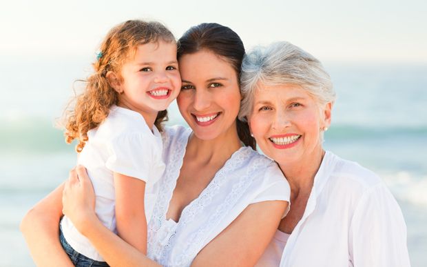 Oma mit ihrer Tochter und Enkerl