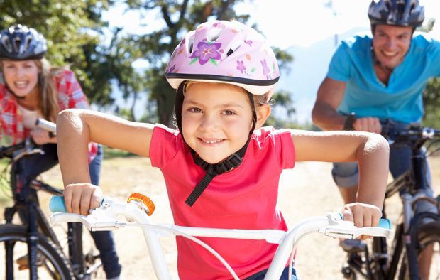 Mädchen mit ihrem Fahrrad Mädchen mit ihrem Fahrrad
